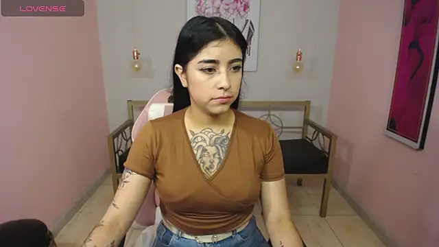 Snapshot of Adri_gomez_x chatting on 05-22-26, 12:33 Adri gomez x online show from 05-22-26, 12:33