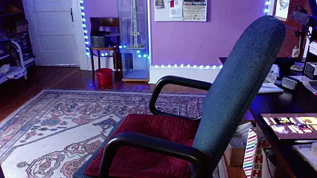 Snapshot of LickYourYoni chatting on 05-04-26, 01:40 LickYourYoni online show from 05-04-26, 01:40