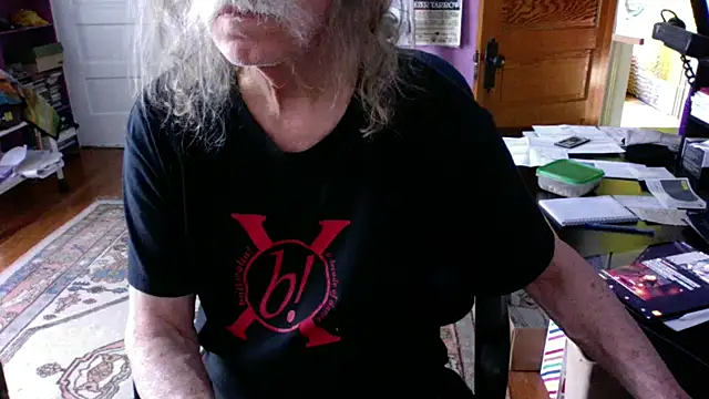 Snapshot of LickYourYoni chatting on 05-21-26, 08:27 LickYourYoni online show from 05-21-26, 08:27