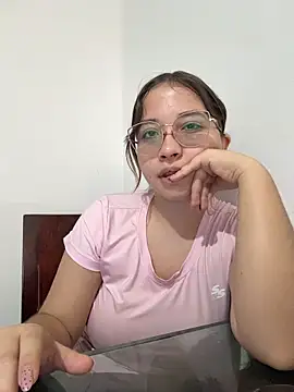 Snapshot of AliciaWhite_nt chatting on 06-11-26, 04:49 AliciaWhite nt online show from 06-11-26, 04:49