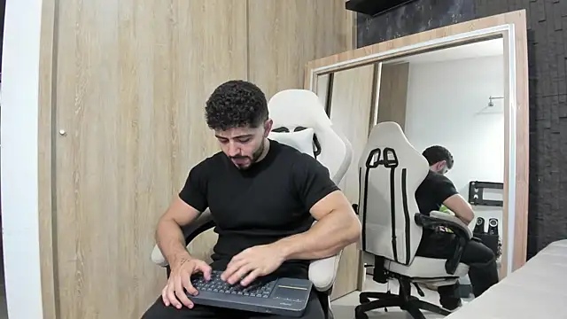 Snapshot of Thiago_moretti chatting on 07-18-26, 03:33 Thiago moretti online show from 07-18-26, 03:33