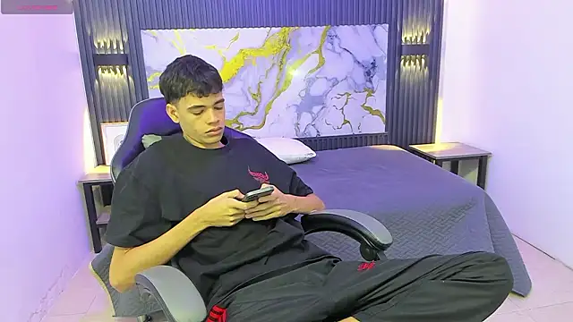 Snapshot of Dark_Desiree18 chatting on 02-01-26, 12:04 Dark Desiree18 online show from 02-01-26, 12:04