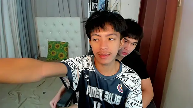 Snapshot of davincihugecock chatting on 02-05-26, 04:33 davincihugecock online show from 02-05-26, 04:33