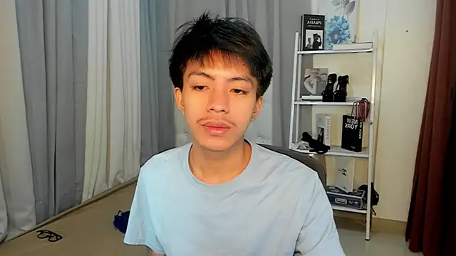 Snapshot of davincihugecock chatting on 02-06-26, 04:10 davincihugecock online show from 02-06-26, 04:10