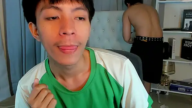 Snapshot of davincihugecock chatting on 02-07-26, 04:43 davincihugecock online show from 02-07-26, 04:43