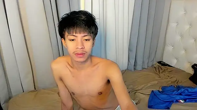 Snapshot of davincihugecock chatting on 02-08-26, 04:32 davincihugecock online show from 02-08-26, 04:32