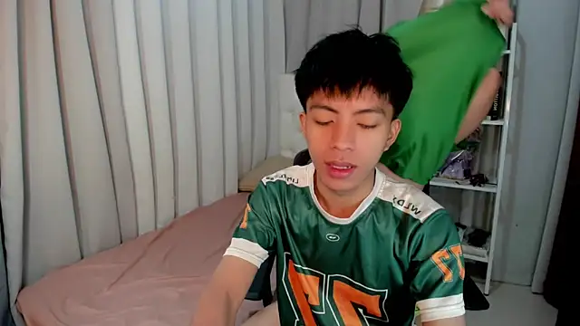 Snapshot of davincihugecock chatting on 02-21-26, 04:41 davincihugecock online show from 02-21-26, 04:41