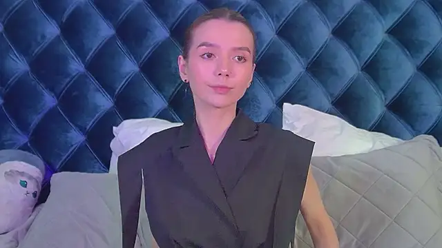 Snapshot of VanessaVienne chatting on 04-18-26, 04:11 VanessaVienne online show from 04-18-26, 04:11