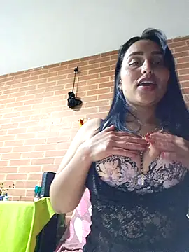 Snapshot of LunaRouuse_ chatting on 05-18-26, 01:02 LunaRouuse online show from 05-18-26, 01:02