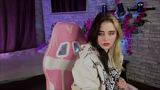 Snapshot of RubyMyst chatting on 01-10-26, 08:21 RubyMyst online show from 01-10-26, 08:21