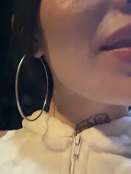 Snapshot of lizz_lunna chatting on 04-22-26, 03:42 lizz lunna online show from 04-22-26, 03:42