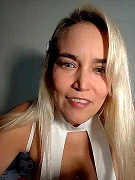 Snapshot of Allezzafox chatting on 01-12-26, 11:10 Allezzafox online show from 01-12-26, 11:10