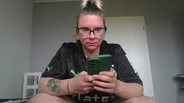 Snapshot of MinchenBienchen98 chatting on 02-10-26, 10:52 MinchenBienchen98 online show from 02-10-26, 10:52