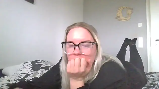 Snapshot of MinchenBienchen98 chatting on 02-11-26, 10:42 MinchenBienchen98 online show from 02-11-26, 10:42