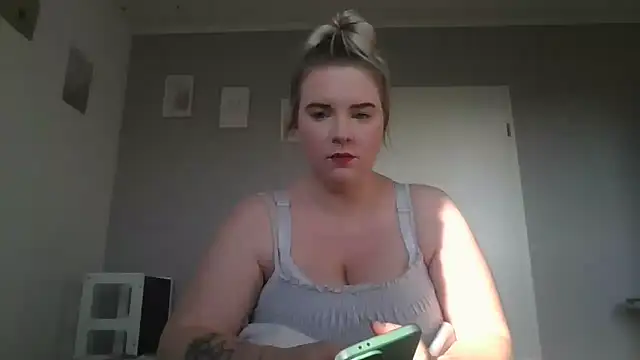 Snapshot of MinchenBienchen98 chatting on 02-15-26, 10:03 MinchenBienchen98 online show from 02-15-26, 10:03