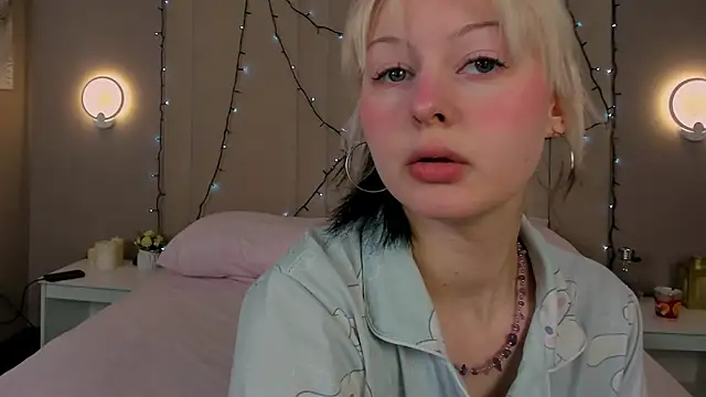 Snapshot of AdeleSilvy chatting on 01-17-26, 01:43 AdeleSilvy online show from 01-17-26, 01:43