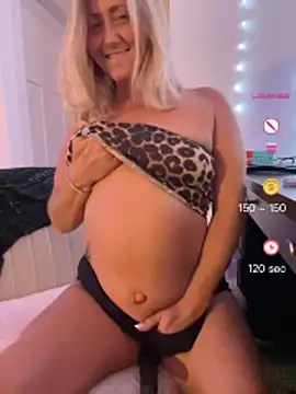 Snapshot of FoxyMillie chatting on 06-18-26, 04:02 FoxyMillie online show from 06-18-26, 04:02