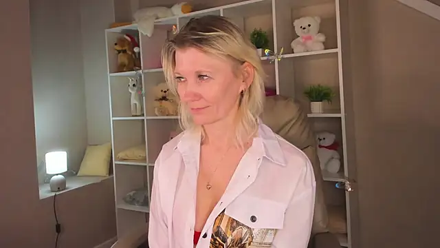 Snapshot of Julie_Lucas chatting on 03-02-26, 05:08 Julie Lucas online show from 03-02-26, 05:08