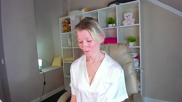 Snapshot of Julie_Lucas chatting on 03-03-26, 02:39 Julie Lucas online show from 03-03-26, 02:39