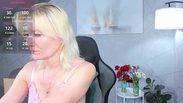 Snapshot of Julie_Lucas chatting on 07-10-26, 12:26 Julie Lucas online show from 07-10-26, 12:26