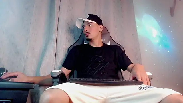 Snapshot of Yankees_xxx chatting on 06-08-26, 12:38 Yankees xxx online show from 06-08-26, 12:38