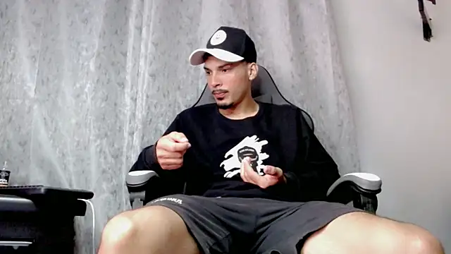 Snapshot of Yankees_xxx chatting on 06-11-26, 03:43 Yankees xxx online show from 06-11-26, 03:43