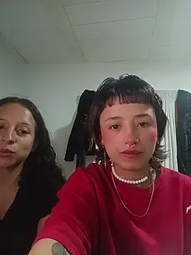 Snapshot of AlexxaAndRileyy chatting on 05-17-26, 04:32 AlexxaAndRileyy online show from 05-17-26, 04:32