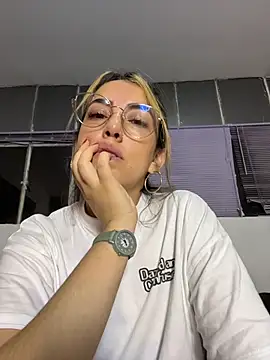 Snapshot of Paulinaa_bella chatting on 02-12-26, 12:27 Paulinaa bella online show from 02-12-26, 12:27