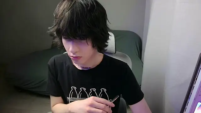 Snapshot of LeonBoykisser chatting on 02-06-26, 02:53 LeonBoykisser online show from 02-06-26, 02:53