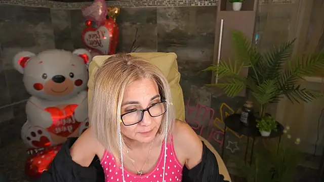 Snapshot of MiaRossy chatting on 02-17-26, 12:01 MiaRossy online show from 02-17-26, 12:01