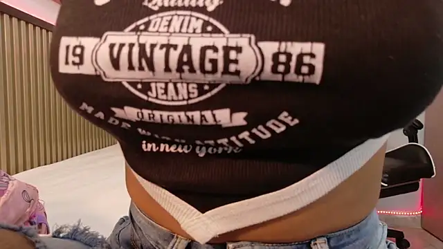 Scarlet Vixen  online show from 02-10-26, 12:20