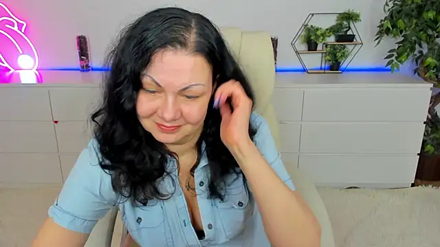 IrissMoon online show from 03-05-26, 06:31