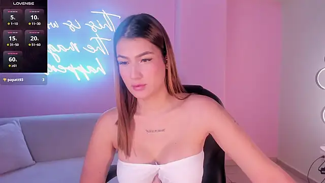 Snapshot of BellaThompsonX chatting on 02-20-26, 03:25 BellaThompsonX online show from 02-20-26, 03:25