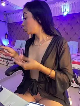 Snapshot of Auri__ chatting on 04-30-26, 07:42 Auri online show from 04-30-26, 07:42
