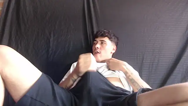 Snapshot of Andres1037 chatting on 02-09-26, 04:33 Andres1037 online show from 02-09-26, 04:33