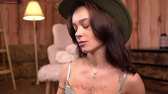 Snapshot of SweetRossie chatting on 02-06-26, 04:28 SweetRossie online show from 02-06-26, 04:28