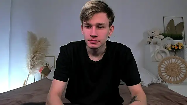 Snapshot of Volan_Starts chatting on 02-21-26, 04:13 Volan Starts online show from 02-21-26, 04:13