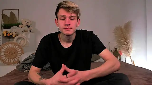 Snapshot of Volan_Starts chatting on 02-22-26, 04:24 Volan Starts online show from 02-22-26, 04:24