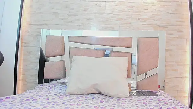 Snapshot of kendall_grace chatting on 06-11-26, 11:19 kendall grace online show from 06-11-26, 11:19