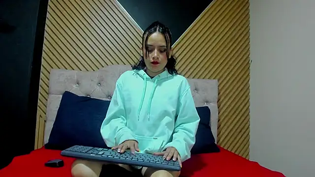 IvyyEmerald online show from 03-28-26, 01:54