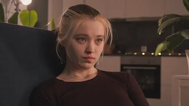 Snapshot of EleniRoeber chatting on 02-15-26, 04:03 EleniRoeber online show from 02-15-26, 04:03