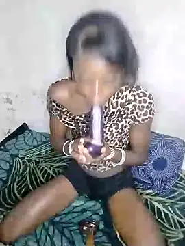 Chocolate Queenxx03 online show from 04-28-26, 05:01