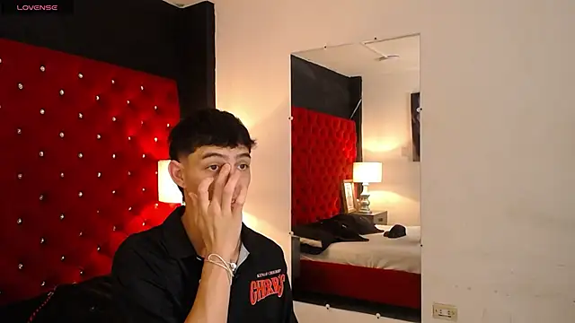 Snapshot of Logan_Woods chatting on 01-18-26, 09:07 Logan Woods online show from 01-18-26, 09:07