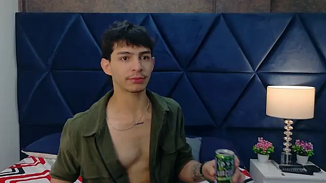 Snapshot of Logan_Woods chatting on 02-16-26, 08:16 Logan Woods online show from 02-16-26, 08:16