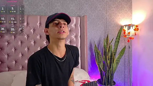 Snapshot of Logan_Woods chatting on 02-18-26, 04:14 Logan Woods online show from 02-18-26, 04:14