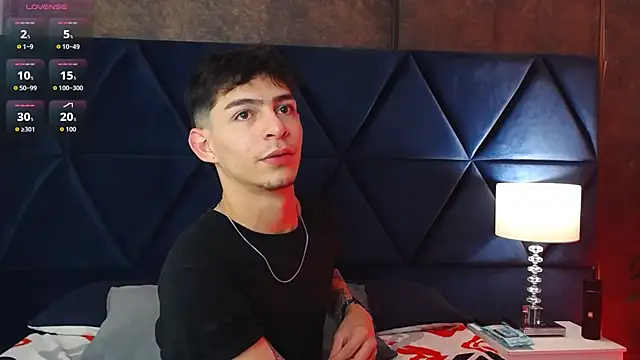 Snapshot of Logan_Woods chatting on 02-25-26, 07:56 Logan Woods online show from 02-25-26, 07:56