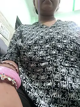 Snapshot of Real_Roma chatting on 02-22-26, 04:27 Real Roma online show from 02-22-26, 04:27