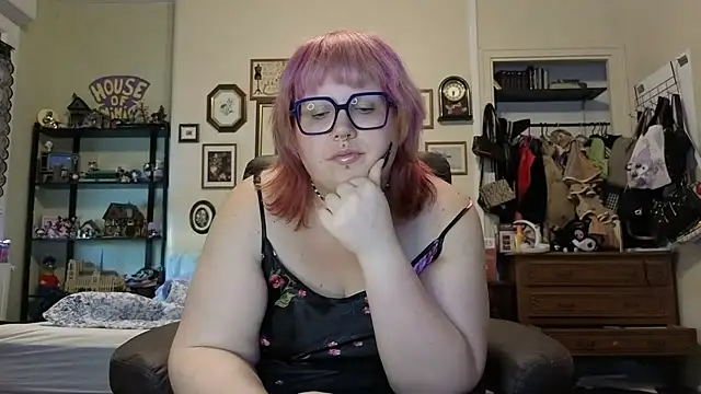 ProfaneHekate online show from 06-17-26, 06:31