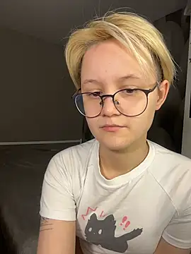 Snapshot of LuunaDorean chatting on 02-14-26, 11:23 LuunaDorean online show from 02-14-26, 11:23