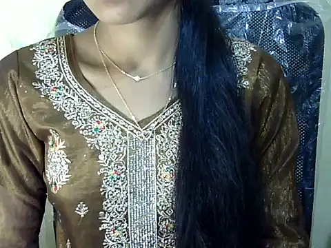 Snapshot of Khushi_v chatting on 02-01-26, 02:37 Khushi v online show from 02-01-26, 02:37